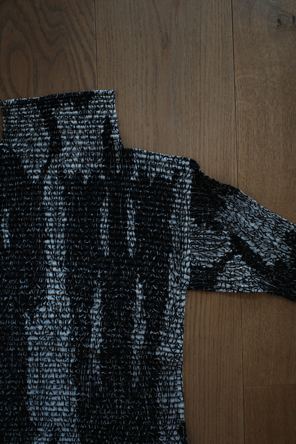 Abstract Pattern Long-Sleeved