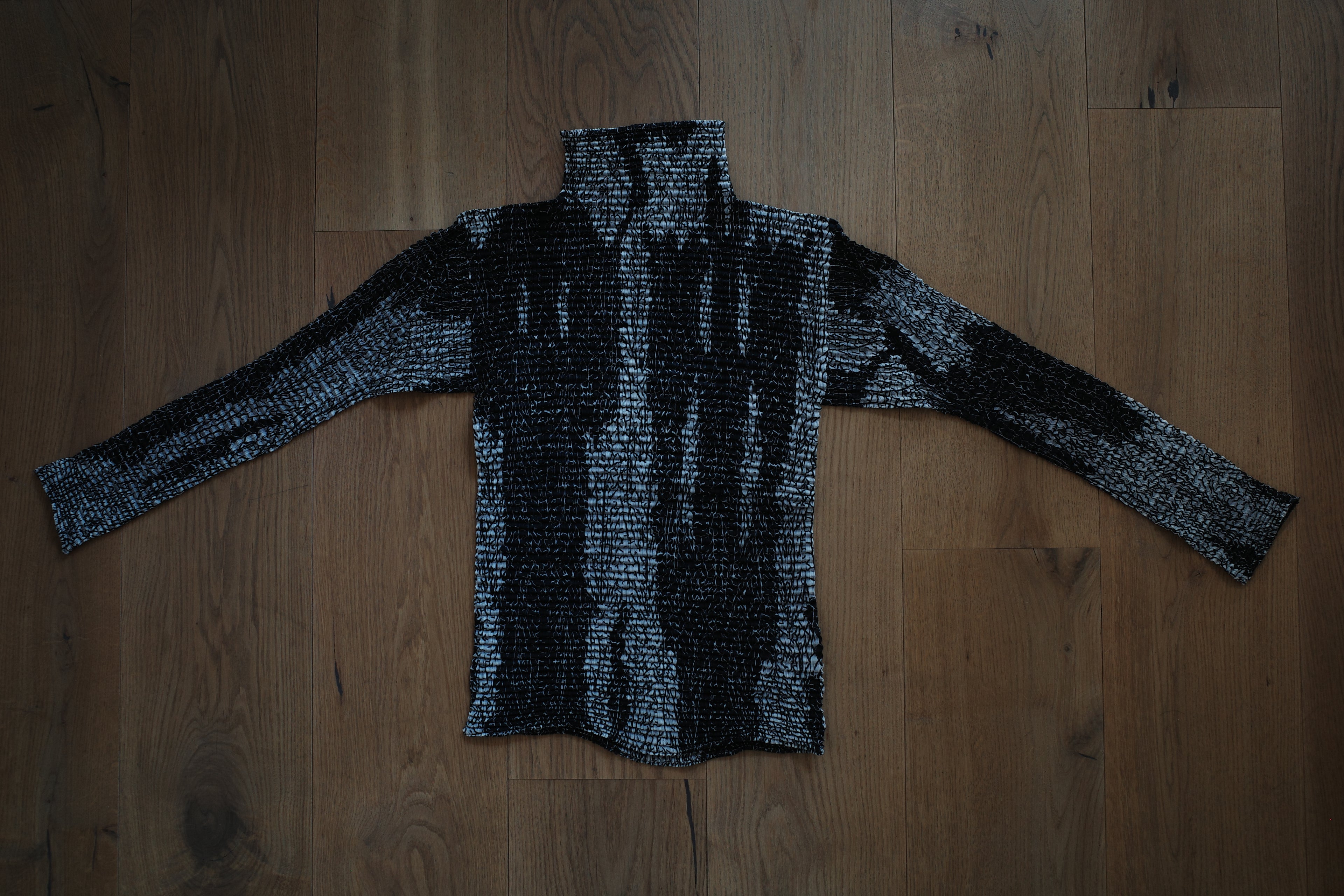 Abstract Pattern Long-Sleeved