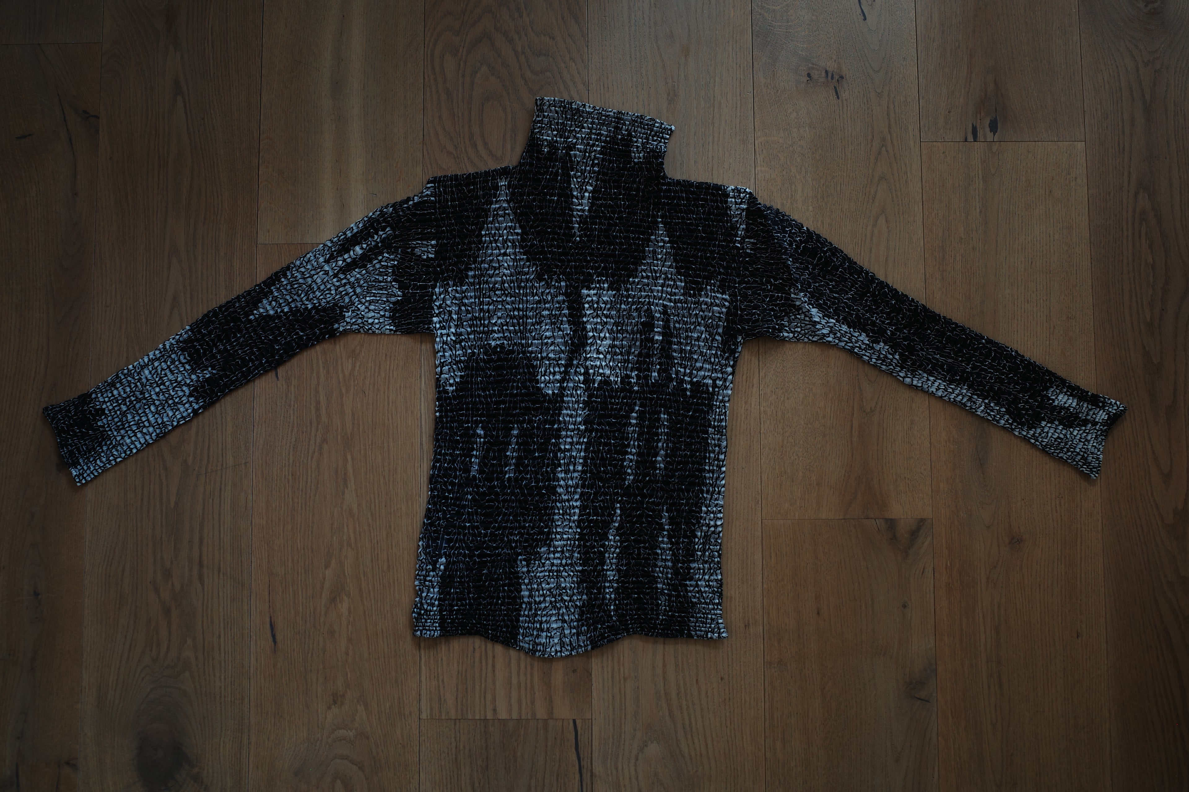 Abstract Pattern Long-Sleeved